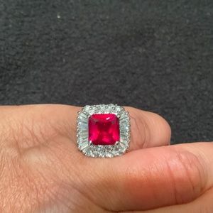 Ring, costume jewelry size 6 beautiful goldtone band